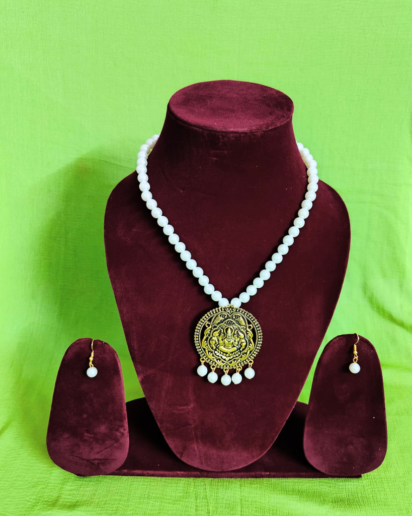 White Beaded Necklace With Round Pendent And Earrings
